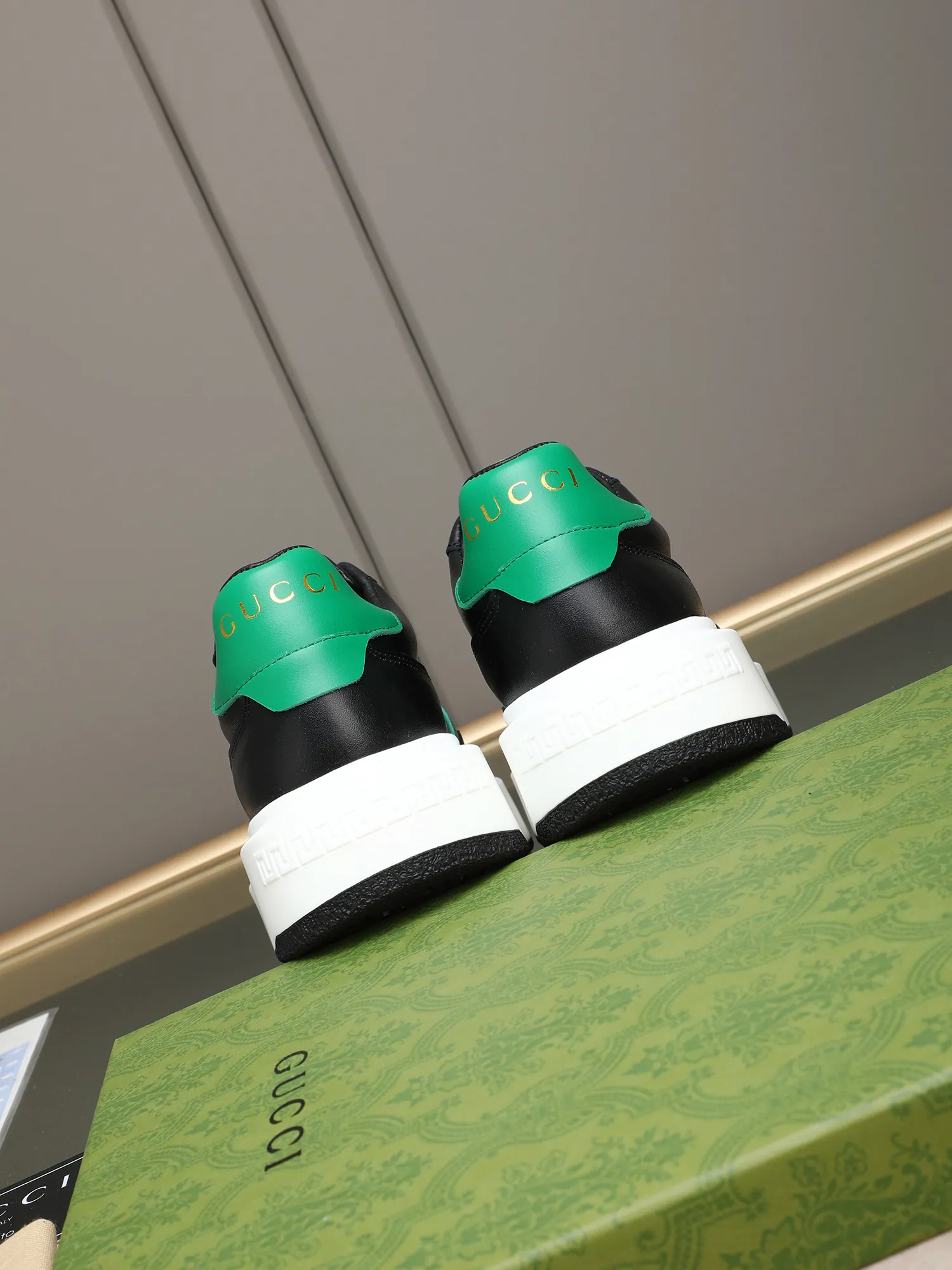 Men's shoes 💰480 New men's shoes GUCCI Fashion trend Made of first-layer calfskin ➕ washed sheep lining! The foot feels super comfortable and the workmanship is impeccable. Foam ultra-light outsole, size: 38-44 (45 customized) 3 colors to choose from!